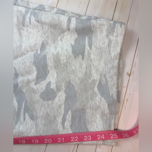 American Eagle Every Day Luxe Barrel Sweatpants in Gray Camo Size Large - Picture 11 of 12